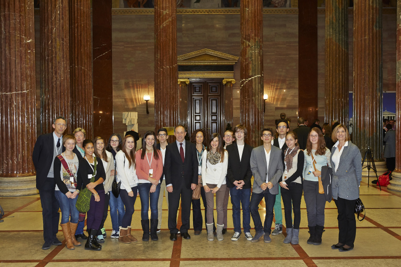 Gruppenfoto mit Bundesratspräsident Georg Keuschnigg (Mitte) und den SchülerInnen den teilnehmenden Schulen aus Tirol