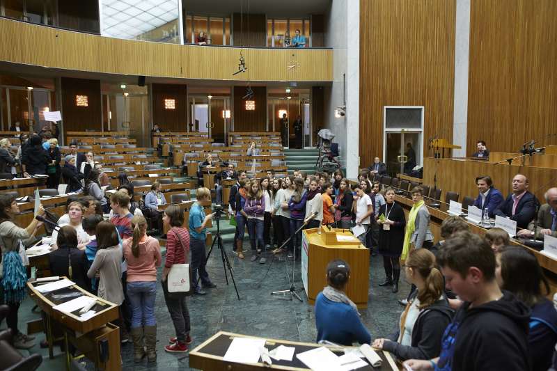 Jugendliche bei der Ausschussbildung