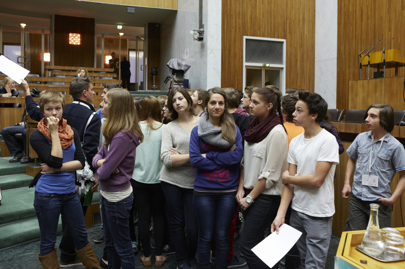 Jugendliche bei der Ausschussbildung