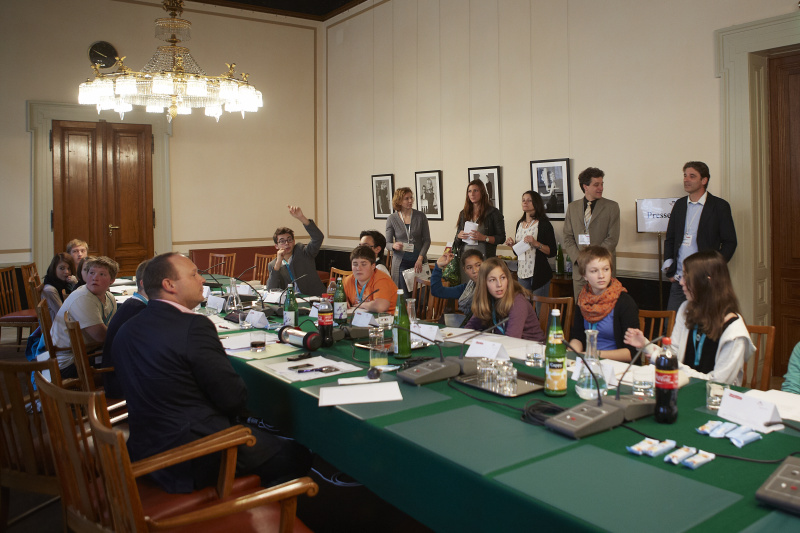 Jugendliche simulieren eine Ausschusssitzung