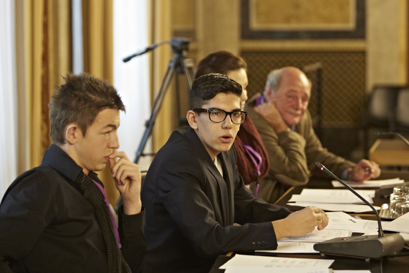 Jugendliche simulieren eine Ausschusssitzung