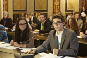 Jugendliche simulieren eine Ausschusssitzung