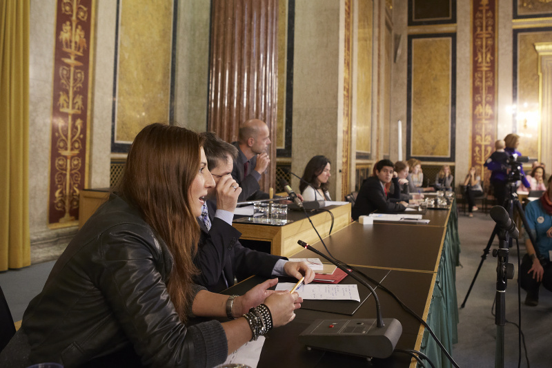 Jugendliche simulieren eine Ausschusssitzung