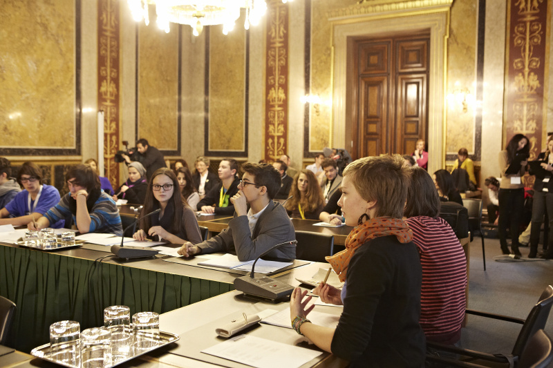 Jugendliche simulieren eine Ausschusssitzung