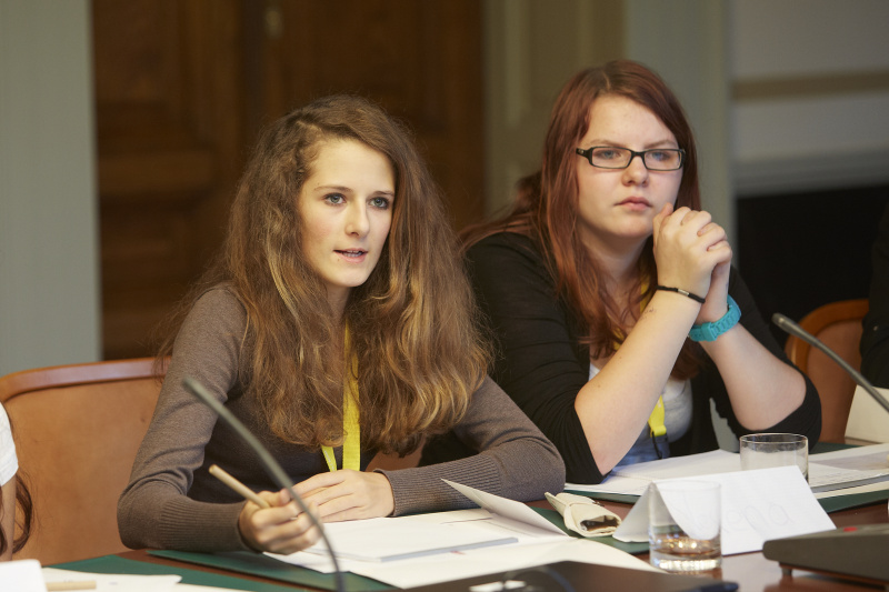 Jugendliche simulieren eine Ausschusssitzung