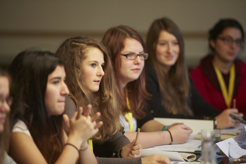 Jugendliche simulieren eine Ausschusssitzung