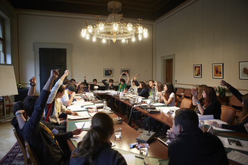 Jugendliche simulieren eine Ausschusssitzung