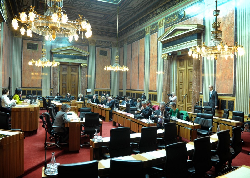 Aussprache. Blick in Richtung VeranstaltungsteilnehmerInnen mit Nationalratsabgeordneter Christine Muttonen am Präsidium