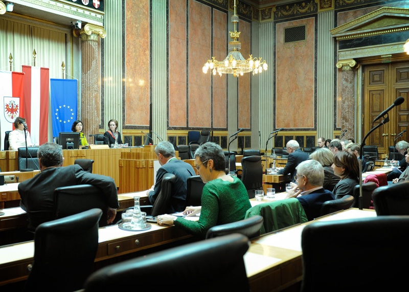 Aussprache. Blick in Richtung VeranstaltungsteilnehmerInnen mit Nationalratsabgeordneter Christine Muttonen am Präsidium