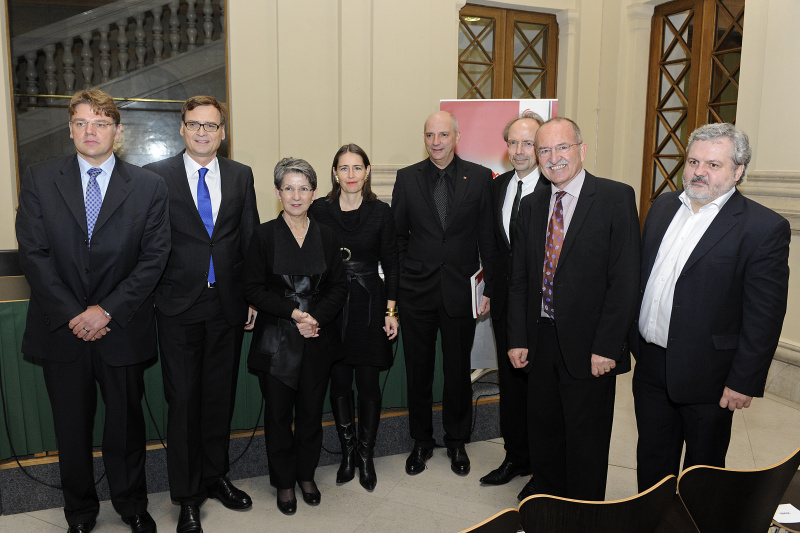 v.li. Universität Klagenfurt Univ.-Prof. Matthias Karmasin, Präsident des Verbandes Österreichischer Zeitungen Stefan Russ-Mohl, Nationalratspräsidentin Barbara Prammer, Der Standard Alexandra Föderl-Schmid, Niederösterreichische Nachrichten Harald Knabl, Russmedia Eugen A. Russ, Professor für Kommunikationswissenschaft an der Universität Lugano Stefan Ruß-Mohl und Moderator APA Johannes Bruckenberger