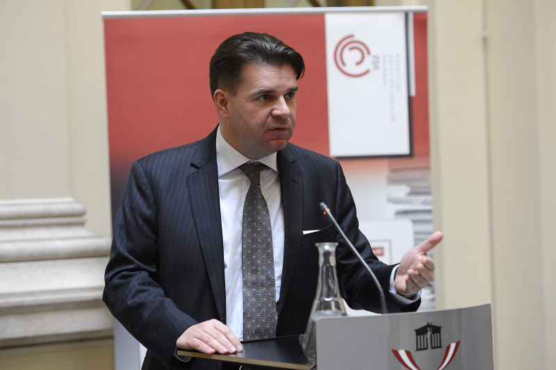 Modorator Gerald Grünberger am Rednerpult