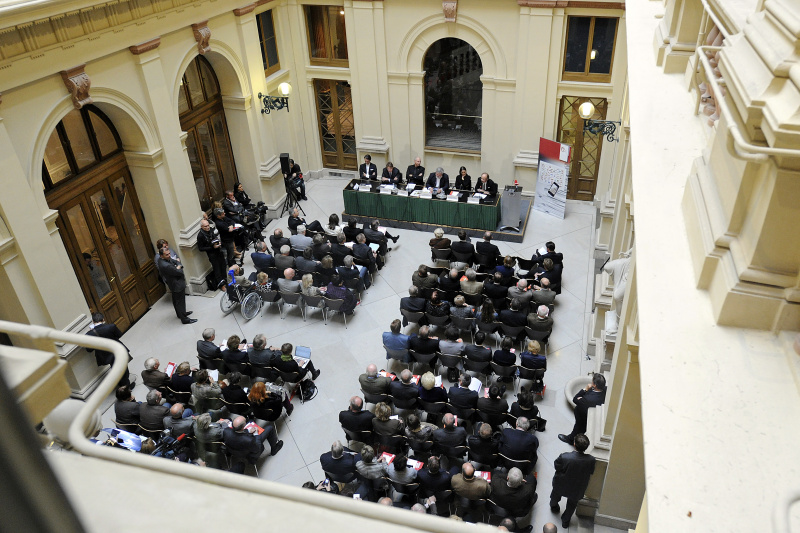 Blick in Richtung VeranstaltungsteilnehmerInnen. Am Podium v.li. Profil Christian Rainer, Universität Klagenfurt Univ.-Prof. Matthias Karmasin, Niederösterreichische Nachrichten Harald Knabl, Moderator APA Johannes Bruckenberger, Der Standard Alexandra Föderl-Schmid und Russmedia  Eugen A. Russ