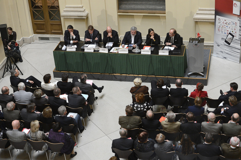 Blick in Richtung VeranstaltungsteilnehmerInnen. Am Podium v.li. Profil Christian Rainer, Universität Klagenfurt Univ.-Prof. Matthias Karmasin, Niederösterreichische Nachrichten Harald Knabl, Moderator APA Johannes Bruckenberger, Der Standard Alexandra Föderl-Schmid und Russmedia  Eugen A. Russ
