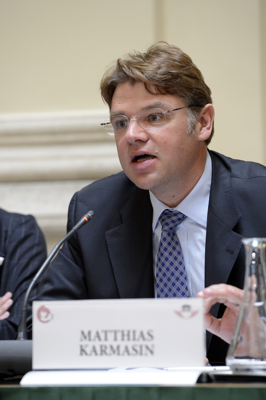 Universität Klagenfurt Univ.-Prof. Matthias Karmasin am Podium