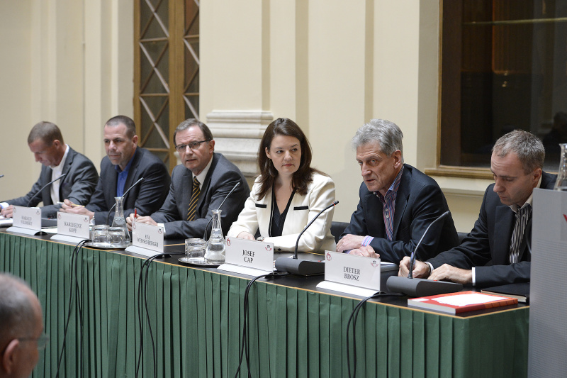 Am Podium v.li.: Die Nationalratsabgeordneten Stefan Petzner (B), Harald Vilimsky (F), ÖVP-Klubobmann Karlheinz Kopf, Moderatorin - Kleine Zeitung Kärnten Eva Weissenberger, SPÖ-Klubobmann Josef Cap, Nationalratsabgeordneter Dieter Brosz (G)