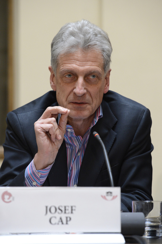 SPÖ-Klubobmann Josef Cap am Podium zum Thema Medienpolitische Konzepte zur Sicherung der Meinungs- und Titelvielfalt in Österreich