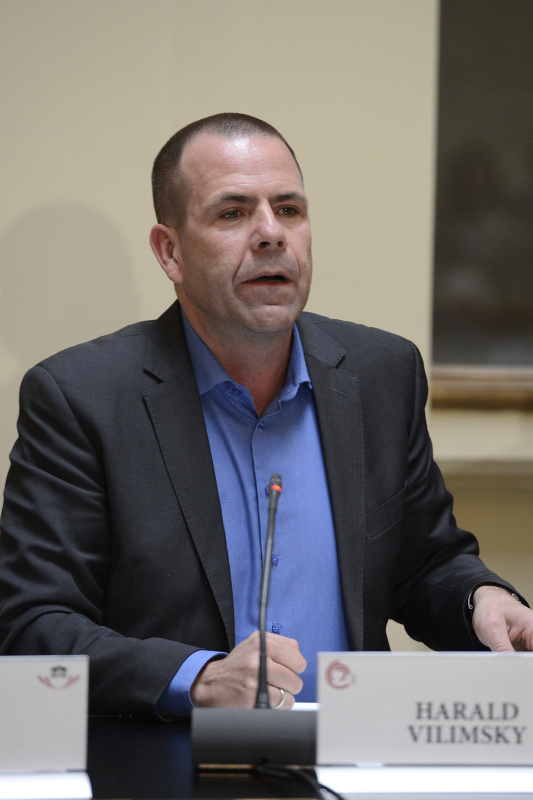 Nationalratsabgeordneter Harald Vilimsky (F) am Podium zum Thema Medienpolitische Konzepte zur Sicherung der Meinungs- und Titelvielfalt in Österreich