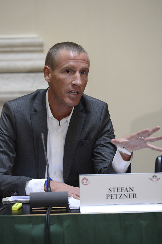 Nationalratsabgeordneter Stefan Petzner (B) am Podium zum Thema Medienpolitische Konzepte zur Sicherung der Meinungs- und Titelvielfalt in Österreich