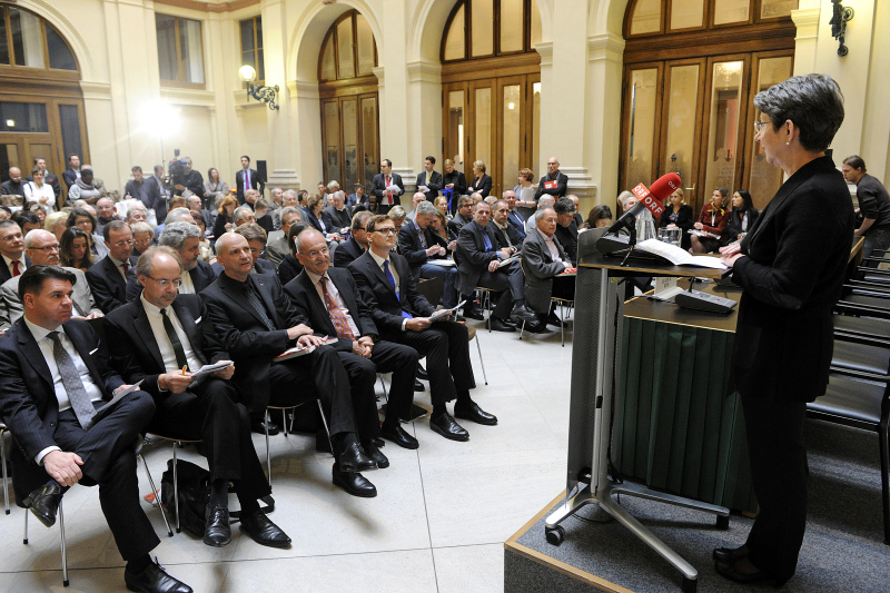 Blick in Richtung VeranstaltungsteilnehmerInnen. Nationalratspräsidentin Barbara Prammer bei der Begrüßung.