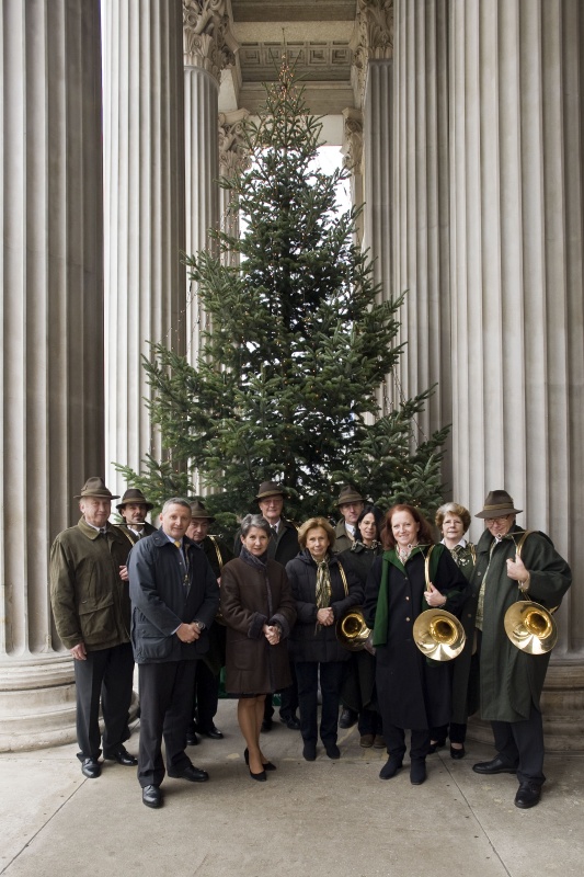 Georg Schöppl von den Bundesforsten (li.) und Nationalratspräsidentin Barbara Prammer (2 von li.) mit den Breitenfurter Jagdhornbläsern vor dem Weihnachtsbaum