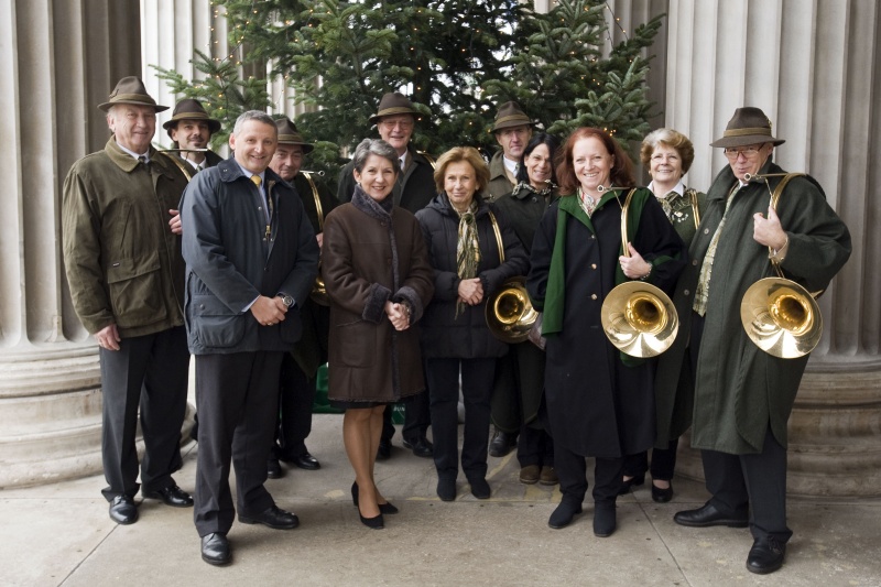 Georg Schöppl von den Bundesforsten (li.) und Nationalratspräsidentin Barbara Prammer (2 von li.) mit den Breitenfurter Jagdhornbläsern vor dem Weihnachtsbaum