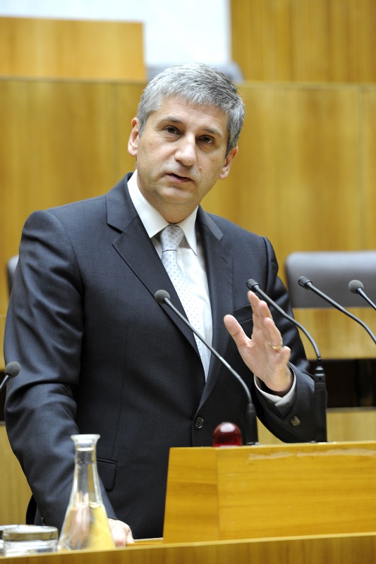 Vizekanzler Michael Spindelegger bei seinen Vortrag am Rednerpult