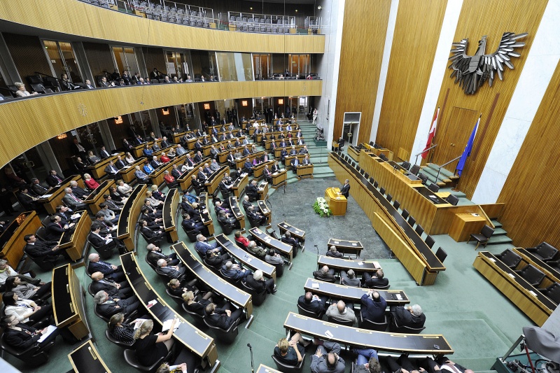 Blick in Richtung VeranstaltungsteilnehmerInnen mit Vizekanzler Michael Spindelegger bei seinen Vortrag am Rednerpult
