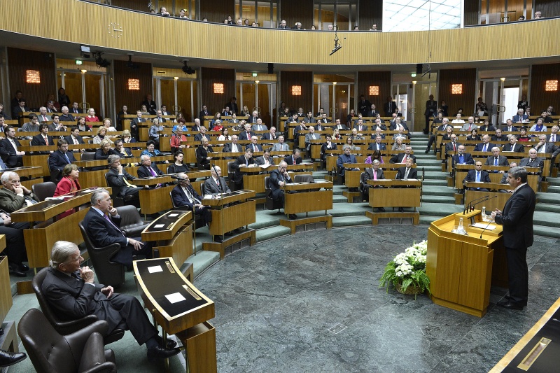 Blick in Richtung VeranstaltungsteilnehmerInnen mit Vizekanzler Michael Spindelegger bei seinen Vortrag am Rednerpult