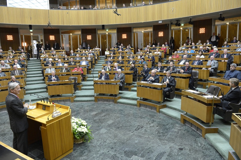 Blick in Richtung VeranstaltungsteilnehmerInnen mit Bundeskanzler a.D. Wolfgang Schüssel am Rednerpult