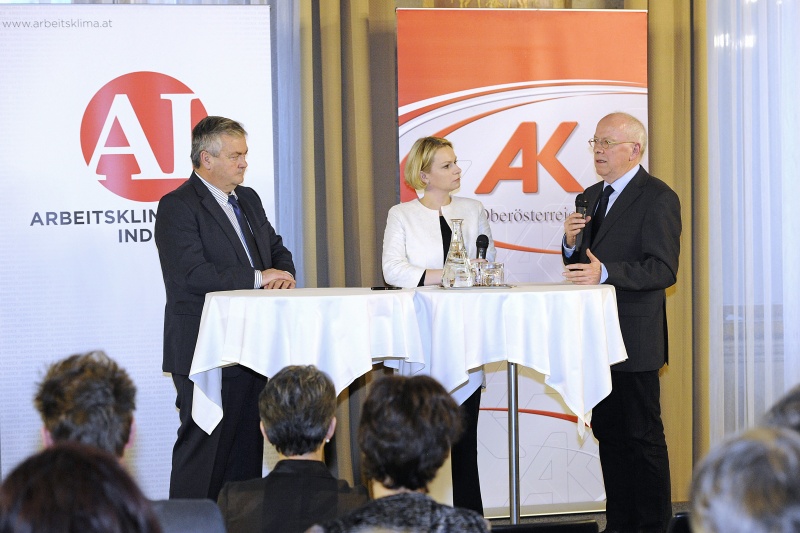 v.li. Präsident der AK Oberösterreich Johann Kalliauer, Moderatorin Lou Lorenz-Dittlbacher und der Initiator des Arbeitsklima Index Hans Preinfalk
