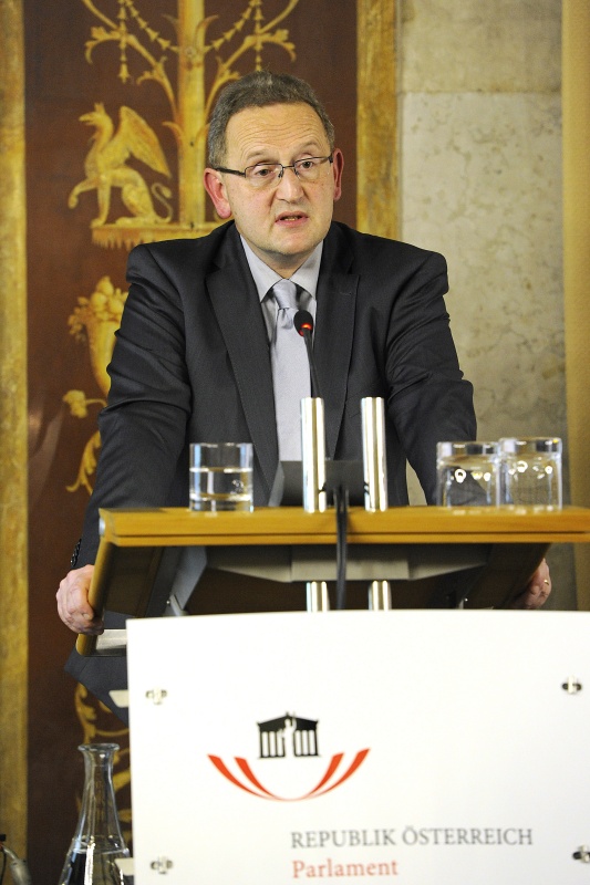 Beigeordneter Direktor der AK Luxemburg Alain Kinn am Rednerpult - Der Arbeitsklimaindex als Ideenlieferant für die Erforschung der Arbeitsqualität in Luxemburg