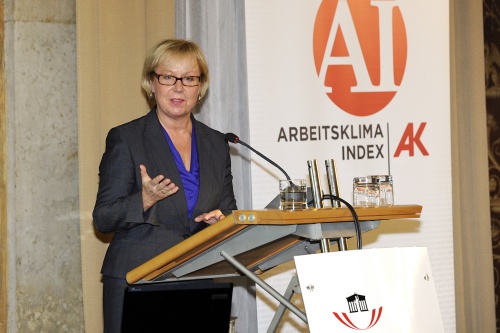 Direktorin OSHA Christa Sedlatschek am Rednerpult - Entwicklung der gesundheitlichen Belastung am Arbeitsplatz