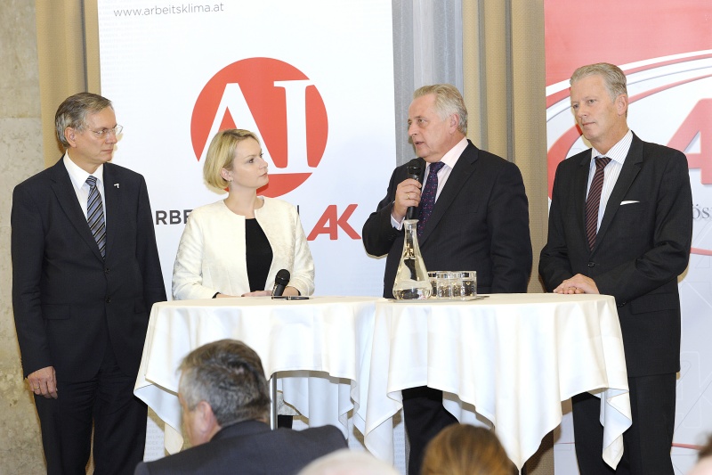 v.li. Gesundheitminister Alois Stöger, Moderatorin Lou Lorenz-Dittlbacher, Sozialminister Rudolf Hundstorfer, Wirtschaftminister Reinhold Mitterlehner