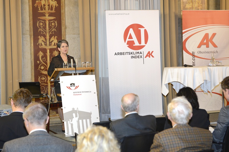 Nationalratspräsidentin Barbara Prammer am Rednerpult
