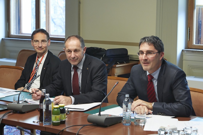 v.li. Der Direktor der Schweizerischen Arbeitsgemeinschaft Berggebiete Thomas Egger, Bundesratspräsident Georg Keuschnigg und der Präsident des Südtiroler Gemeindeverbandes Arno Kompatscher