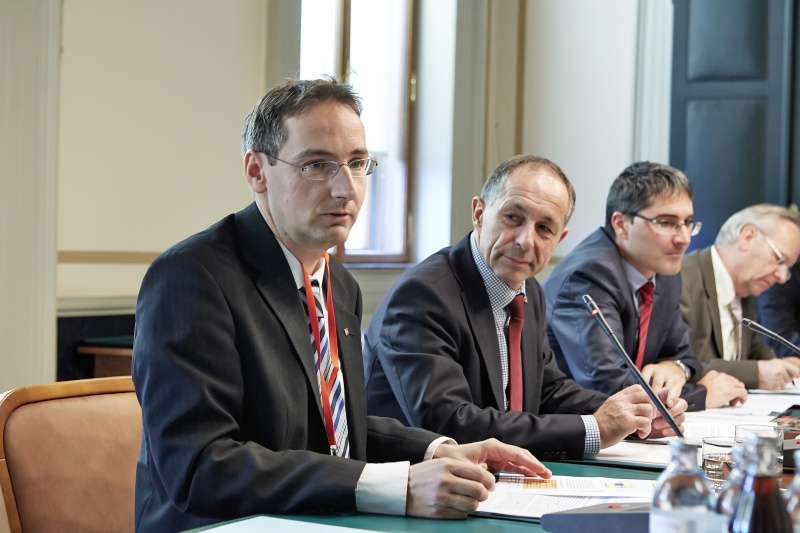 v.li. Der Direktor der Schweizerischen Arbeitsgemeinschaft Berggebiete Thomas Egger, Bundesratspräsident Georg Keuschnigg und der Präsident des Südtiroler Gemeindeverbandes Arno Kompatscher