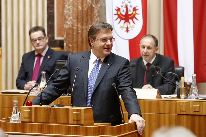 Landeshauptmann von Tirol Günther Platter am Rednerpult, dahinter am Präsidium v.li.: Bundesratsmitglied Josef Saller und Bundesratspräsident Georg Keuschnigg