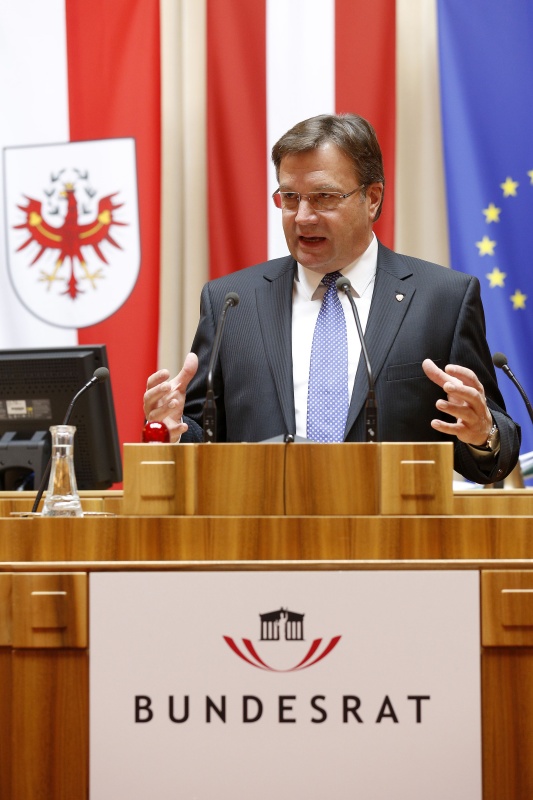 Landeshauptmann von Tirol Günther Platter am Rednerpult