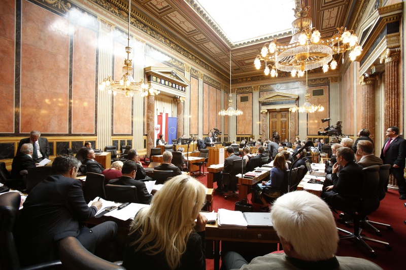 Blick in Richtung VeranstaltungsteilnehmerInnen mit dem Landeshauptmann von Tirol Günther Platter am Rednerpult