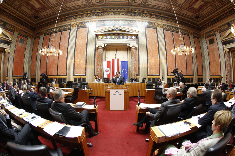 Blick in Richtung VeranstaltungsteilnehmerInnen mit dem Landeshauptmann von Tirol Günther Platter am Rednerpult