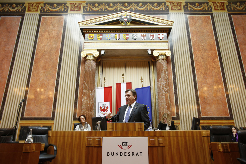 Landeshauptmann von Tirol Günther Platter am Rednerpult