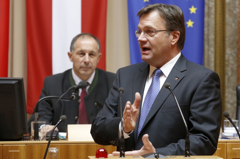 Landeshauptmann von Tirol Günther Platter am Rednerpult, dahinter Bundesratspräsident Georg Keuschnigg