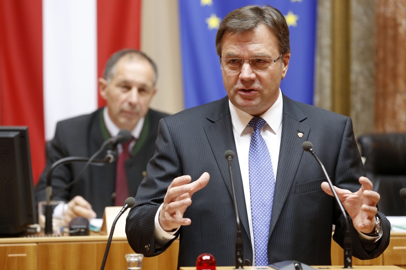 Landeshauptmann von Tirol Günther Platter am Rednerpult, dahinter Bundesratspräsident Georg Keuschnigg