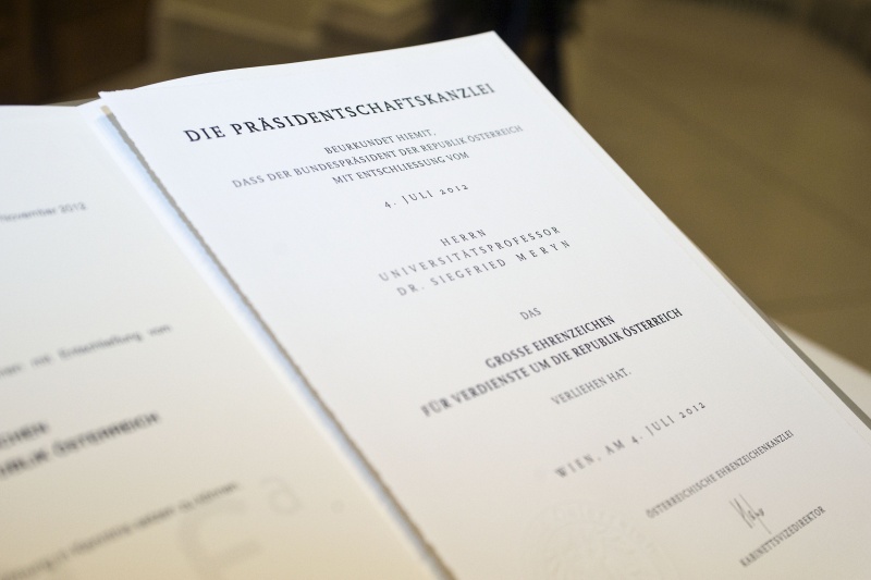 Die Urkunde für  Univ.-Prof. Dr. Siegfried Meryn