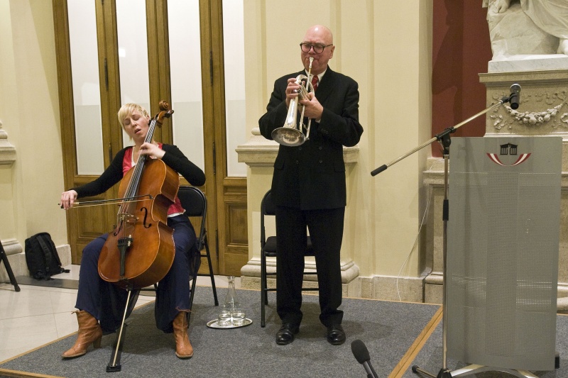 Musikalische Untermalung durch Clementine Gasser am Cello und Franz Koglmann an der Trompete