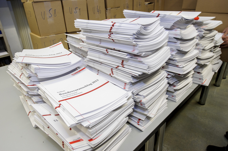 Verteilung des Arbeitsbehelfs für das Bundesfinanzgesetz 2013 durch MitarbeiterInnen des Expedits