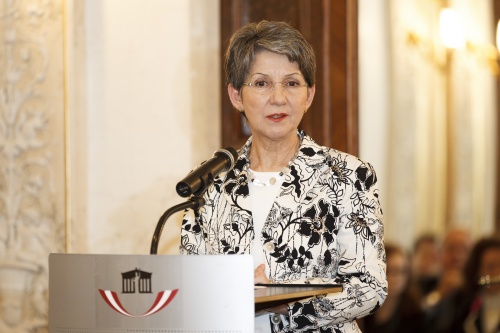 Nationalratspräsidentin Barbara Prammer an Rednerpult begrüßt die VeranstaltungsteilnehmerInnen
