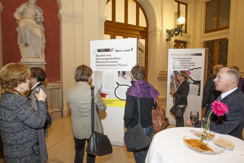 VeranstaltungsteilnehmerInnen besichtigen die Ausstellung