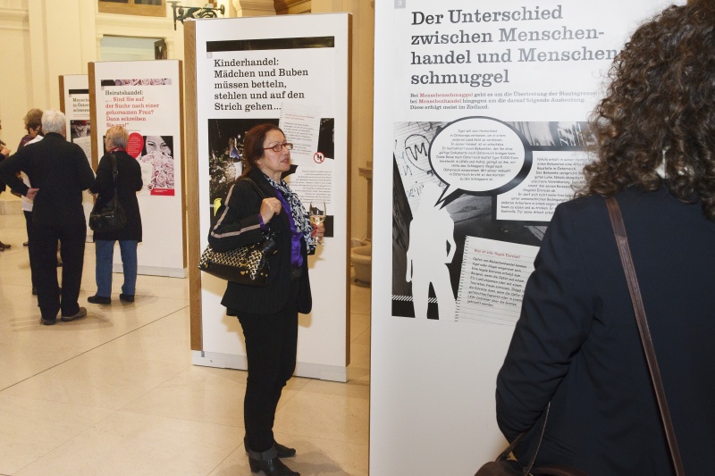 VeranstaltungsteilnehmerInnen besichtigen die Ausstellung