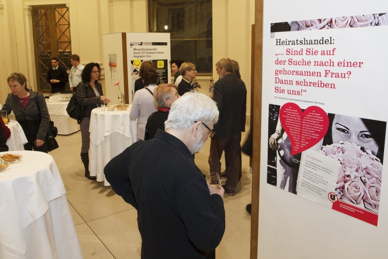 VeranstaltungsteilnehmerInnen besichtigen die Ausstellung